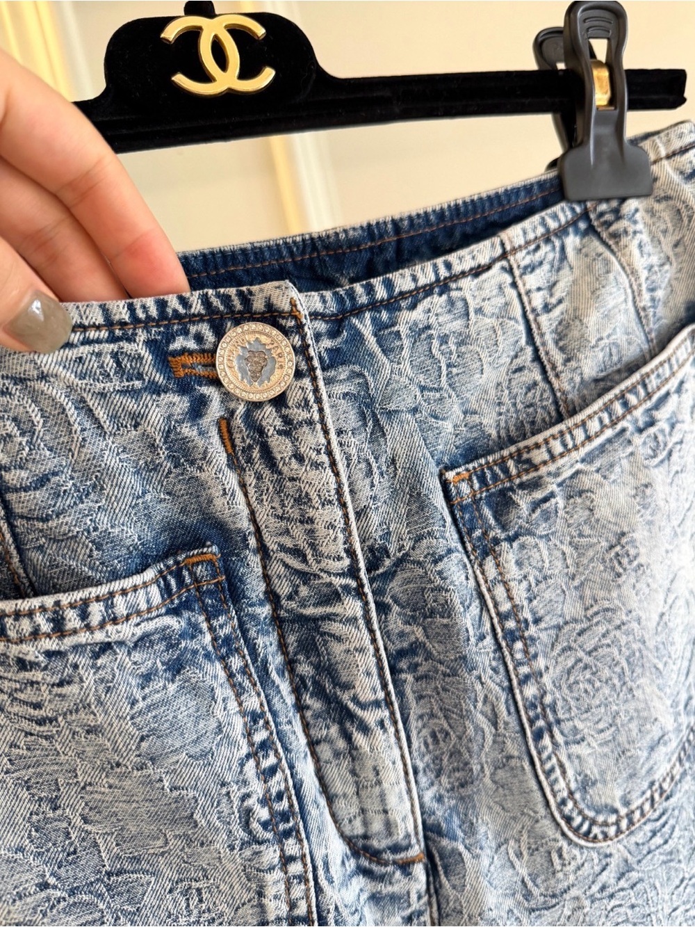 🚩steal CHANEL Light Blue Patterned Straight-Leg Jeans - Picture 4 of 7